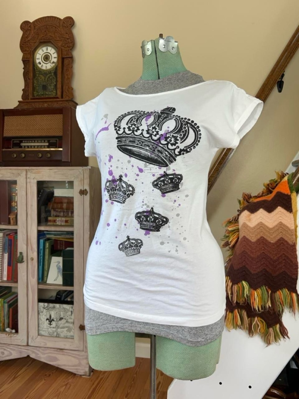 Y2K Nobo Crown Graphic Fitted White Baby Tee Shirt Top Women’s Large